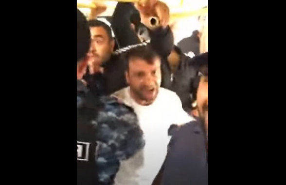 Բերման ենթարկված քաղաքացիները ոստիկանական ավտոբուսի մեջ երգում են «Զարթնի՛ր, լաո» երգը